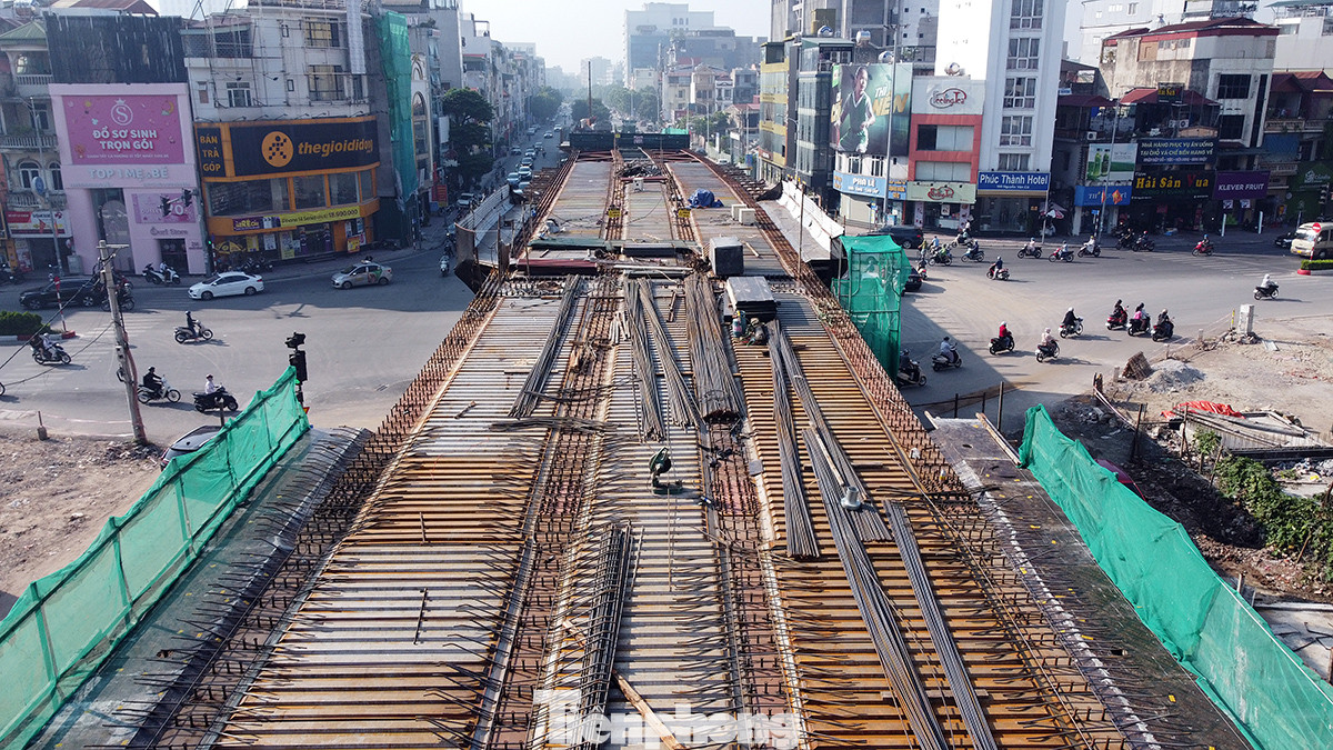 Tại dự án sẽ xây dựng cầu vượt trực thông theo hướng đường Cổ Linh (vượt qua đường Nguyễn Văn Cừ), diện tích sử dụng đất toàn dự án là 82.000m2.