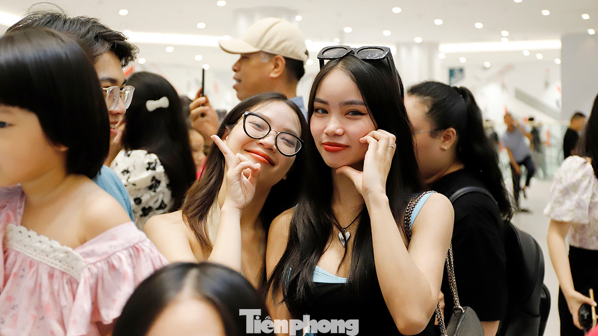 Giới trẻ thủ đô háo hức được vào khám phá không gian của thủy cung siêu rộng lớn ngày đầu hoạt động.