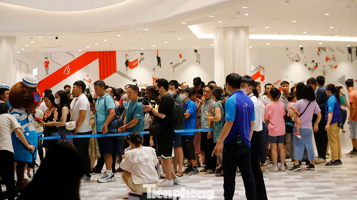 Ngày đầu khai trương nên lượng khách đổ về tham quan trải nghiệm rất đông, mọi người phải xếp hàng dài chờ đợi mua vé vào cửa.