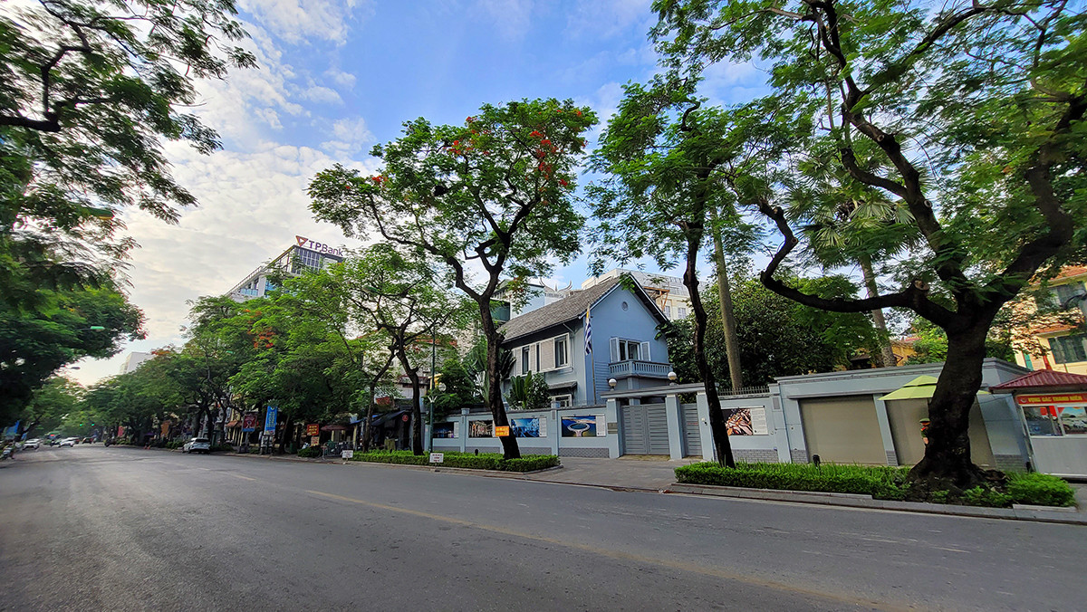 Ngoài ra, kết hợp giữa bảo tồn phát huy các giá trị lịch sử, kiến trúc đô thị, cảnh quan môi trường với cải tạo, chỉnh trang và phát triển đô thị phù hợp với các đặc trưng về lịch sử, văn hóa, xã hội. Từ đó, đề xuất các giải pháp chỉnh trang đô thị khu vực hiện hữu, định hướng bảo tồn, tôn tạo và phát huy giá trị các công trình có giá trị.