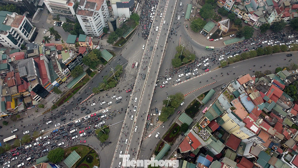 Lần thứ nhất khi vành đai 2 trên cao đoạn Ngã Tư Sở - Ngã Tư Vọng thông xe, gây ùn tắc cục bộ ở đường xuống gần nút Ngã Tư Sở (cuối năm 2020).