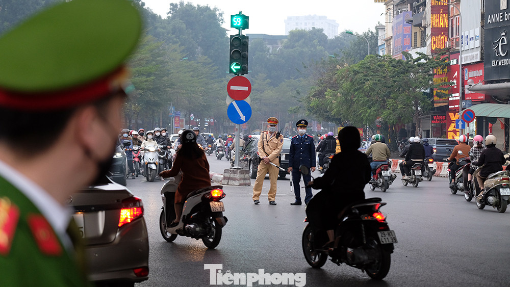 Lực lượng liên ngành phối hợp để hướng dẫn người tham gia giao thông vào ngày đầu điều chỉnh lại hướng đi của các phương tiện.