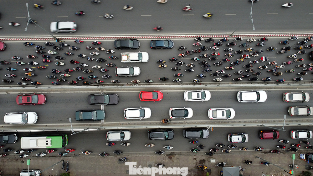 Đường trên cao Vành đai 2 và mặt đường Trường Chinh chật kín phương tiện tham gia giao thông.