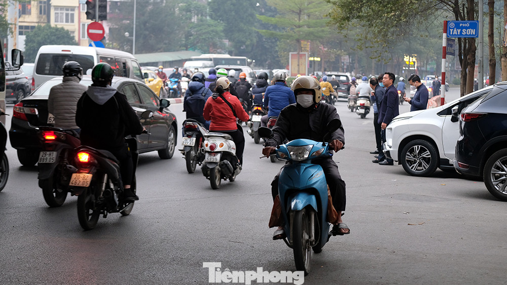 Nhiều xe máy cũng như xe thô sơ vẫn thường xuyên đi ngược chiều kể từ khi nơi đây tổ chức điều chỉnh giao thông tiềm ẩn va chạm rất cao.