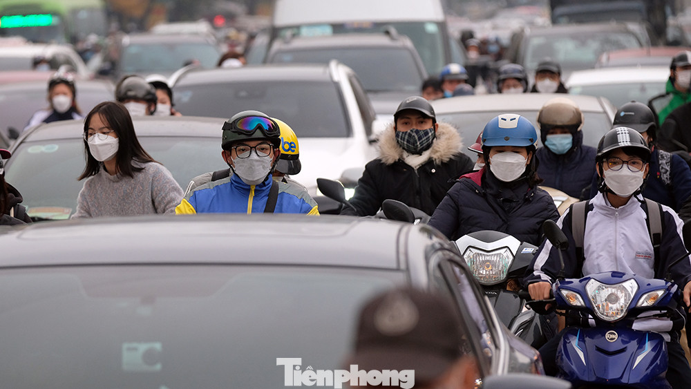 Sở Giao thông Vận tải Hà Nội mở điểm quay đầu xe dưới gầm cầu vượt Ngã Tư Sở (phía phố Tây Sơn) cho xe máy; rào chắn vị trí đi ra nút phía đường Tây Sơn để ngăn dòng xe đi ngược đường từ Nguyễn Trãi sang Tây Sơn.
