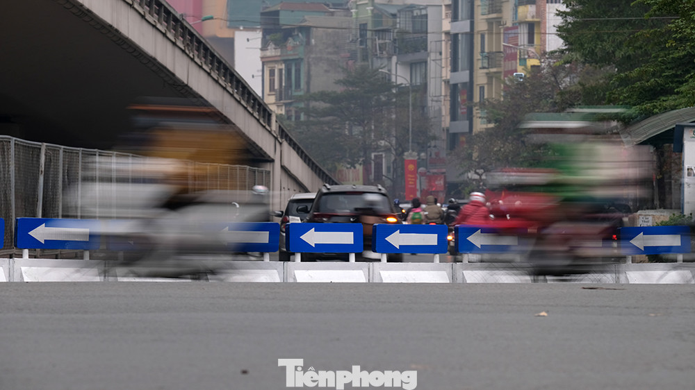Trong đêm qua, cơ quan chức năng đã tiến hành lắp đặt thêm dải phân cách ngăn không cho các phương tiện đi từ Láng rẽ trái ngay tại ngã tư để đi sang phía Tây Sơn.