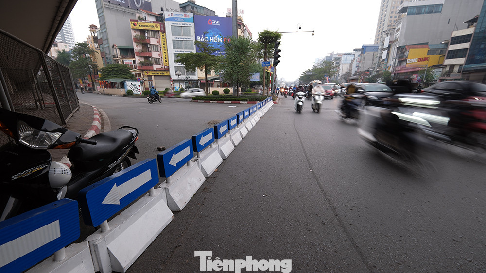 Phương tiện từ hướng Nguyễn Trãi bị cấm đi thẳng, rẽ trái dưới gầm cầu Ngã Tư Sở để ra đường Tây Sơn, đường Láng mà phải rẽ phải về đường Trường Chinh và quay đầu tại điểm mở trên đường này (cách nút giao 760 m). Sau đó, phương tiện mới được đi thẳng về đường Láng hoặc rẽ phải để đi Tây Sơn.