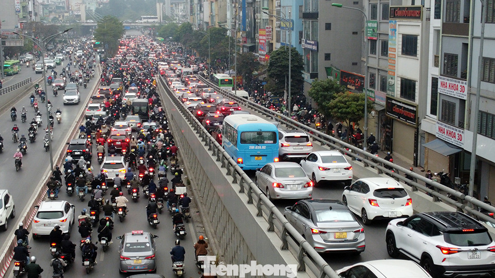Với các hướng khác, phương tiện lưu thông qua nút giao theo hiệu lực của hệ thống đèn tín hiệu, biển báo, sơn kẻ và hướng dẫn của người điều khiển giao thông.