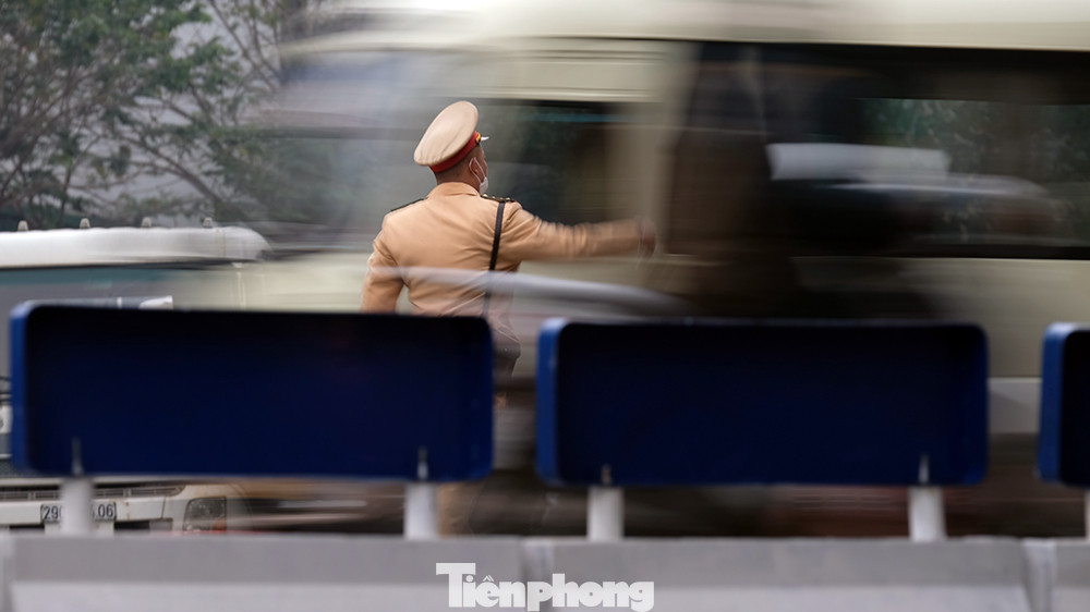 Cảnh sát giao thông vất vả trong buổi sáng đầu tuần với lượng phương tiện tham gia giao thông qua đây luôn rất cao.