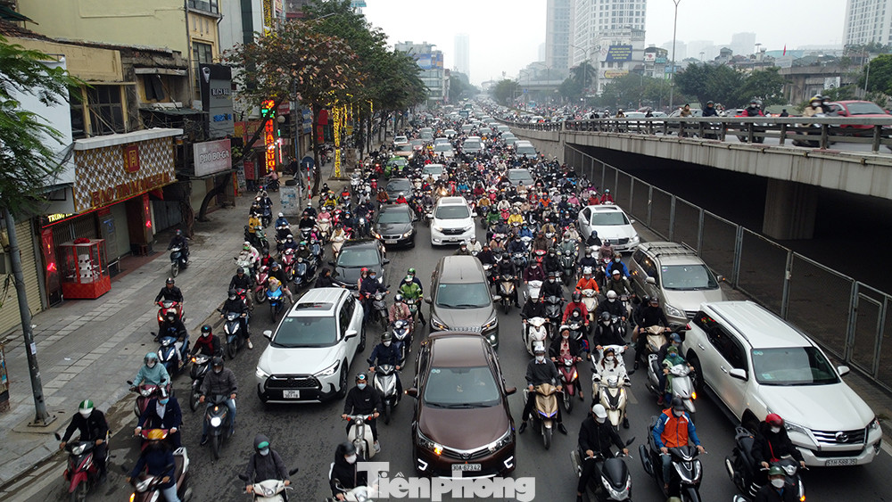 Lần thứ ba vào tháng 10/2021 khi ngành giao thông thay thế biển báo "cấm ôtô quay đầu" thành biển "cấm ôtô tải, ôtô khách quay đầu" dưới chân cầu vượt hướng Nguyễn Trãi đi Tây Sơn.