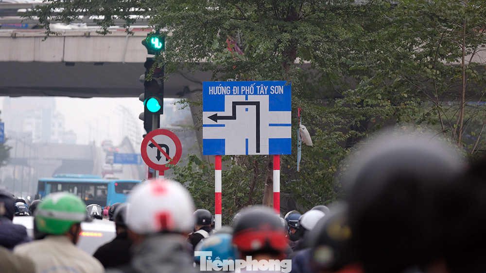 Phương tiện bị cấm rẽ trái trên đường Láng để ra đường Tây Sơn mà phải đi thẳng qua nút giao và rẽ trái tại điểm quay đầu đường Trường Chinh (cách nút giao 760 m), sau đó đi thẳng về đường Láng hoặc rẽ phải về Tây Sơn.