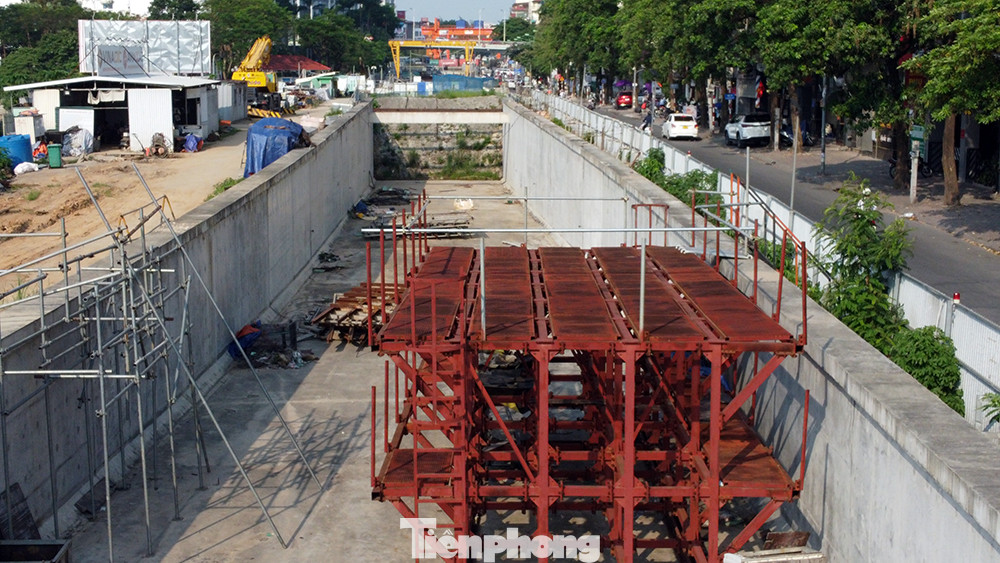 Khu vực thực hiện ngầm hóa của tuyến đường sắt Nhổn - ga Hà Nội đang bị hoang hóa.