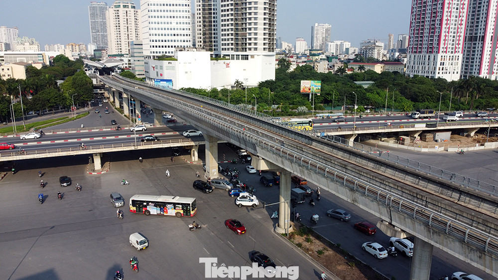 Xét đề nghị của UBND thành phố Hà Nội tại Tờ trình số 104/TTr- UBND ngày 24 tháng 4 năm 2023 và văn bản số 1522/UBND - ĐT ngày 23/5/2023; ý kiến của Bộ Kế hoạch và Đầu tư tại văn bản số 3813/BKHĐT GSTĐĐT ngày 22/5/2023, ngày 30/5/2023, Thủ tướng Chính phủ đã ban hành Quyết định số 588/QĐ - TTg phê duyệt điều chỉnh chủ trương đầu tư dự án “Tuyến đường sắt đô thị thí điểm thành phố Hà Nội, đoạn Nhổn - ga Hà Nội”.