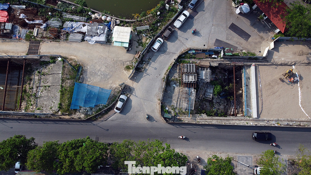 Công trường không có một bóng công nhân làm việc cũng như trang thiết bị máy móc nằm im lìm nhiều tháng nay.