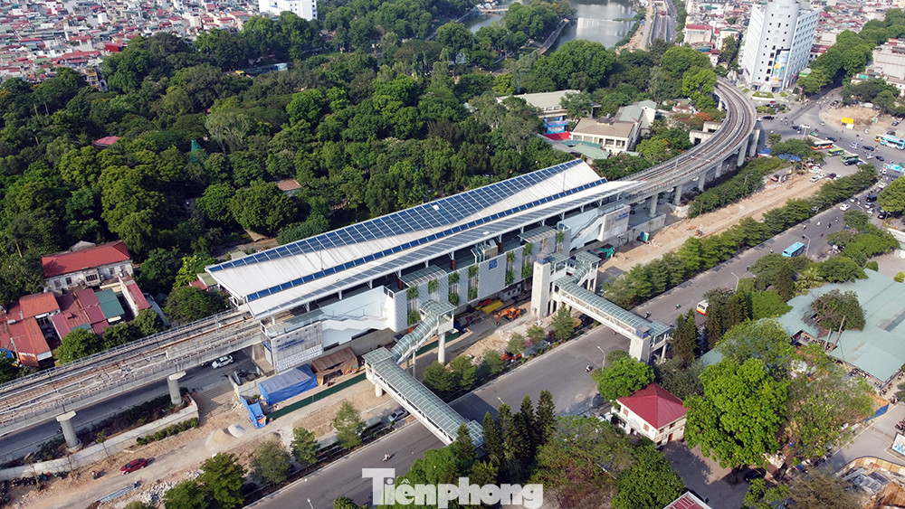 Theo Ban Quản lý Đường sắt đô thị Hà Nội, quá trình thực hiện dự án gặp không ít khó khăn như: giải phóng mặt bằng phức tạp kéo dài; sự phối hợp giữa tư vấn, chủ đầu tư và các sở, ngành liên quan chưa hiệu quả; năng lực của nhà thầu Hancorp (gói thầu CP05 - công trình kiến trúc depot) còn hạn chế.