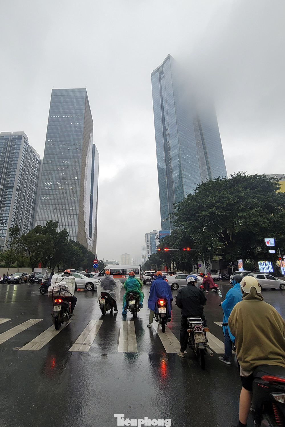 Dự báo hiện tượng sương mù kèm mưa bụi sẽ còn tiếp diễn trong hết đêm 3/2, cũng có thể kéo dài đến hết ngày 4/2. Độ ẩm trong không khí luôn đạt ngưỡng là từ 82% trở lên, nhiệt độ không vượt quá 21 độ, trời lạnh.