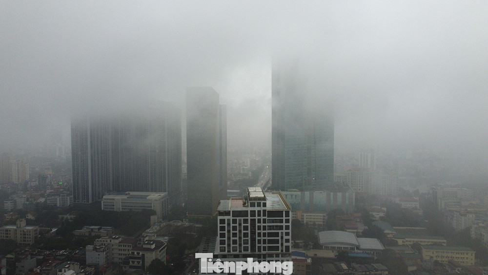 Thời tiết trong mùa nồm ẩm thường không cố định, sáng sớm thường hay có mưa phùn, đến buổi trưa sẽ dừng mưa nhưng chiều tối lại có thể chuyển lạnh, như vậy rất dễ khiến mọi người nhiễm bệnh, nhất là trẻ em và người già.