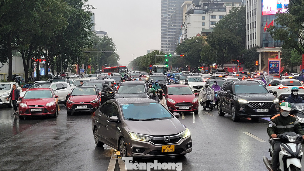 Trời mưa phùn kèm đường trơn trượt, các phụ huynh đưa đón con bằng ô tô chật kín cổng trường thực nghiệm trên đường Liễu Giai gây ùn ứ cục bộ vào cuối buổi chiều 3/2.