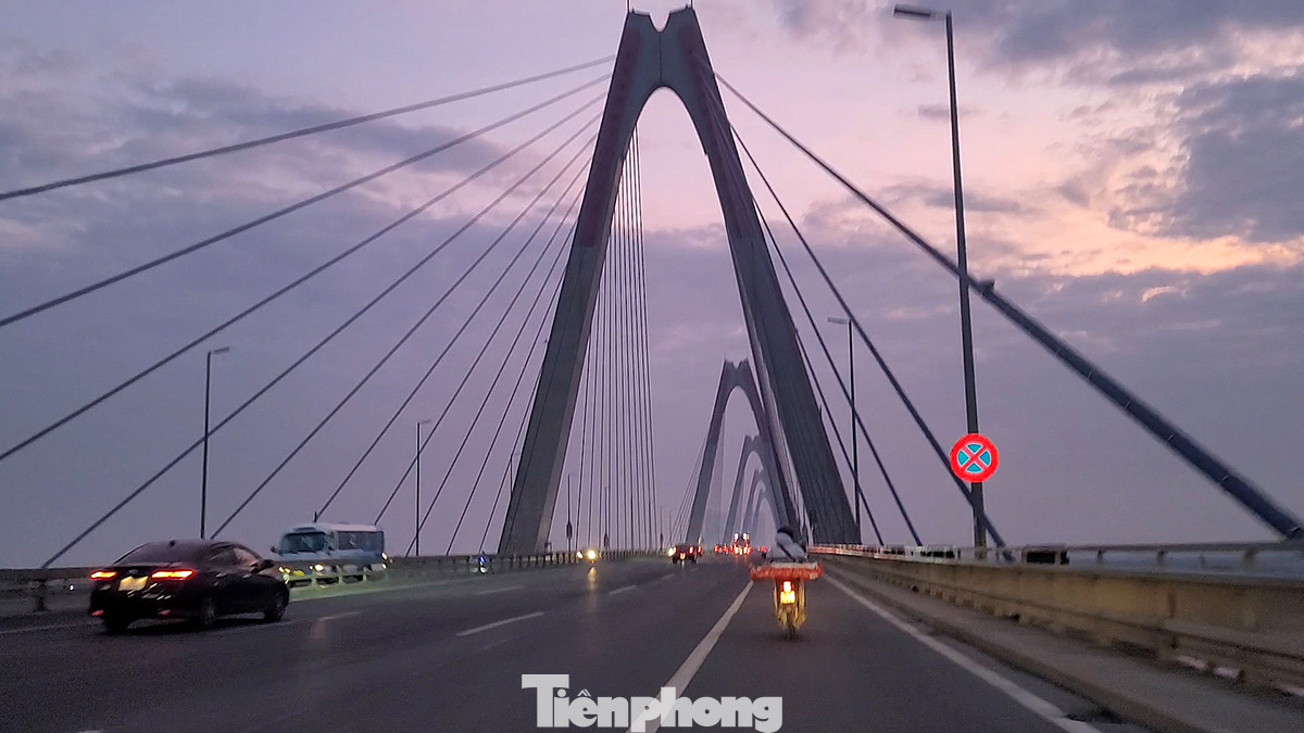 Cây cầu này nối huyện Đông Anh bên kia sông với quận Tây Hồ bên này sông. Có điểm đầu từ phường Phú Thượng quận Tây Hồ đến xã Vĩnh Ngọc huyện Đông Anh.