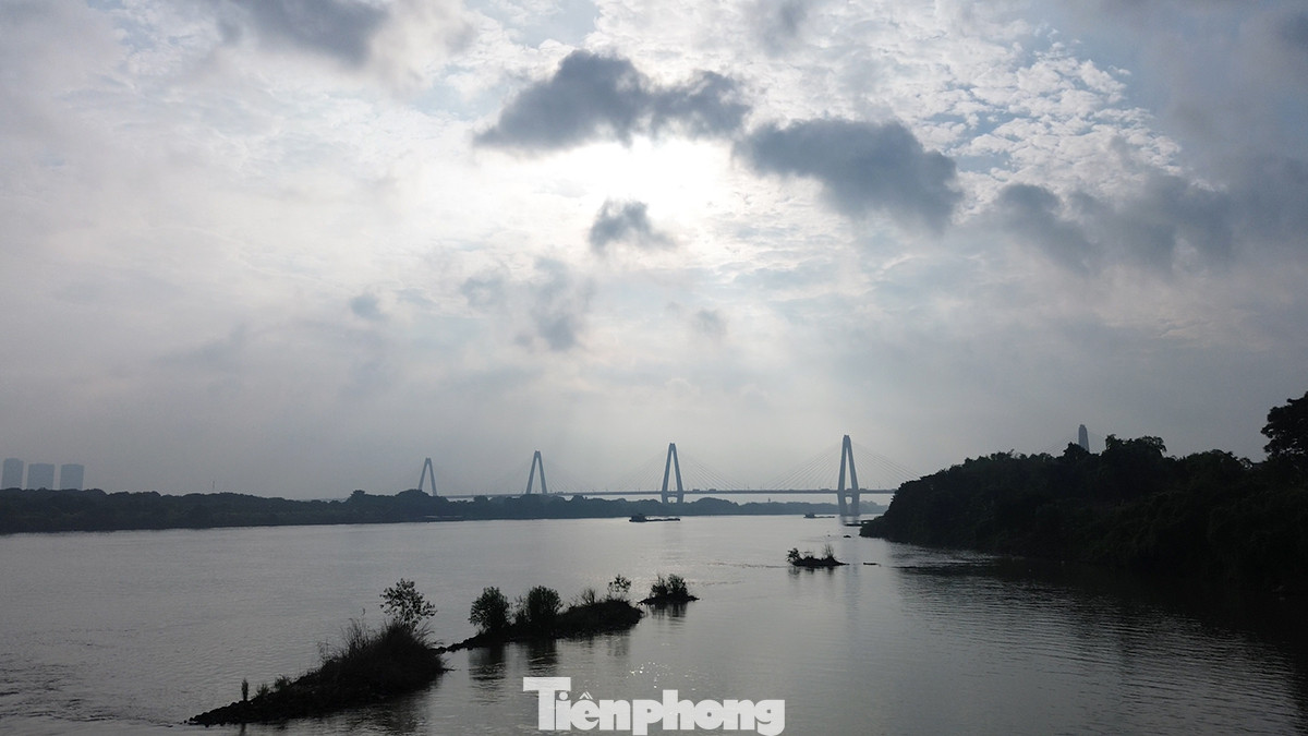 Trước khi có cầu Nhật Tân thì cầu Thăng Long phía thượng nguồn, cách cầu Nhật Tân không xa, giữ vai trò chính là tuyến giao thông ngắn nhất giữa Nội Bài và trung tâm Hà Nội.