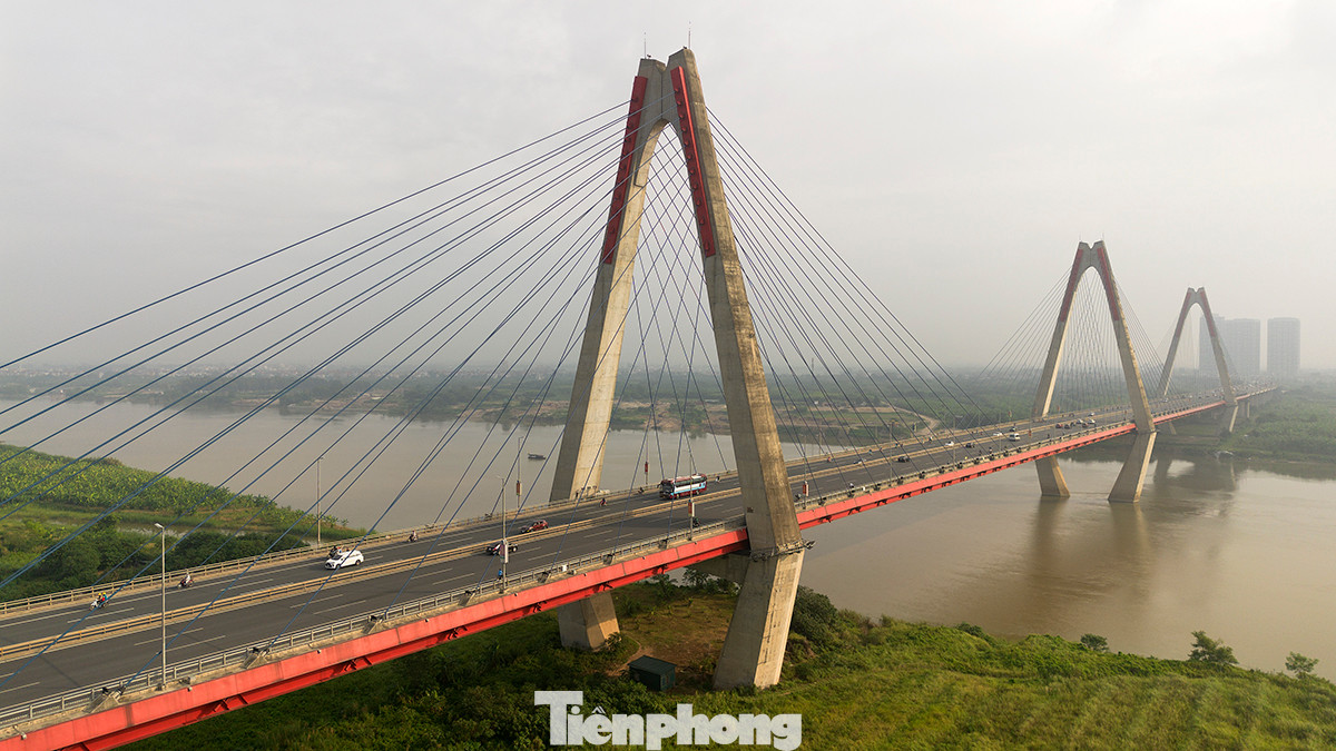 Cầu Nhật Tân có tổng chiều dài là 9,17 km trong đó phần cầu chính là 3,9 km (đoạn cầu vượt sông Hồng là 1,5 km) và phần cầu dẫn dài 5,27 km. Đường trên cầu thông thoáng và đi chỉ mất vài phút là sang bên bờ bên kia.