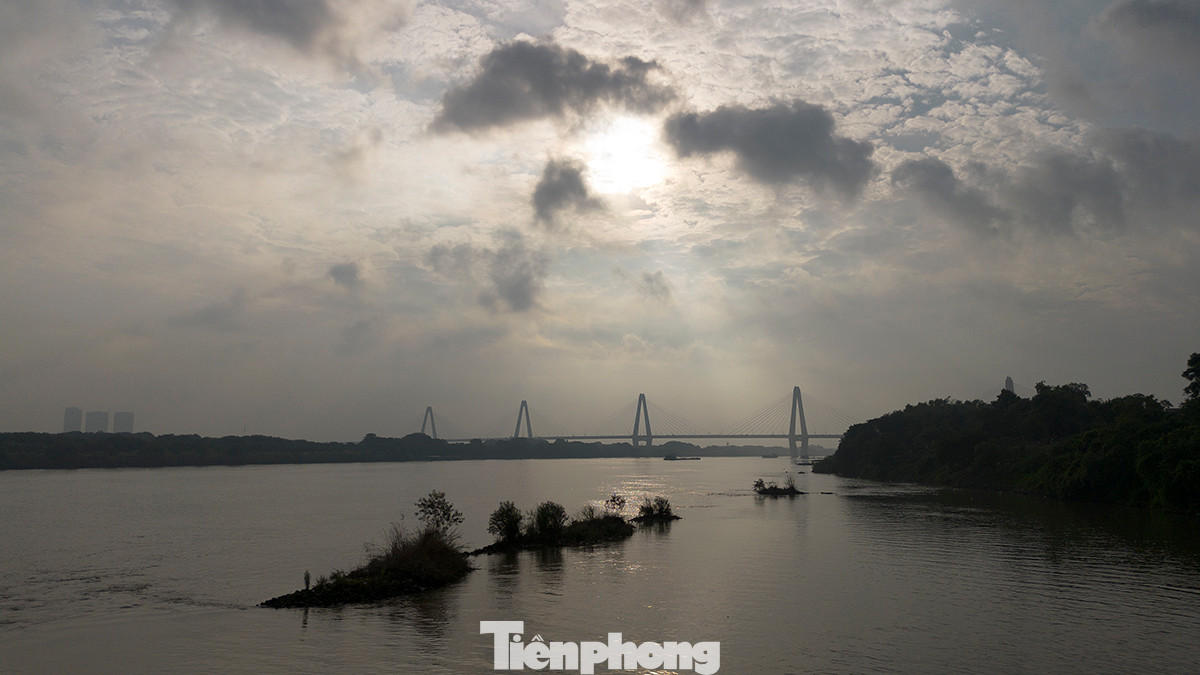 Cây cầu có 5 trụ tháp chính kết nối các nhịp dây văng nâng đỡ toàn bộ phần chính của cây cầu, năm trụ tháp này tượng trưng cho 5 cửa ô cổ kính của Hà Nội nghìn năm văn hiến.