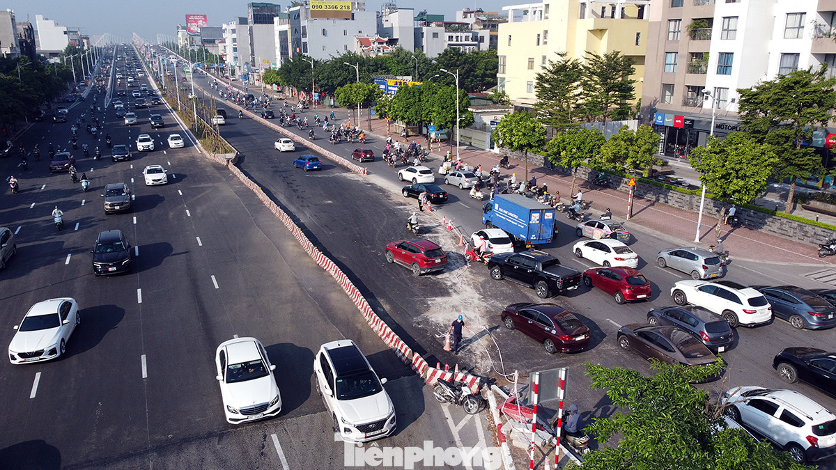 Tại các lối lên, xuống cầu Vĩnh Tuy, các phương tiện đều lưu thông thuận lợi.
