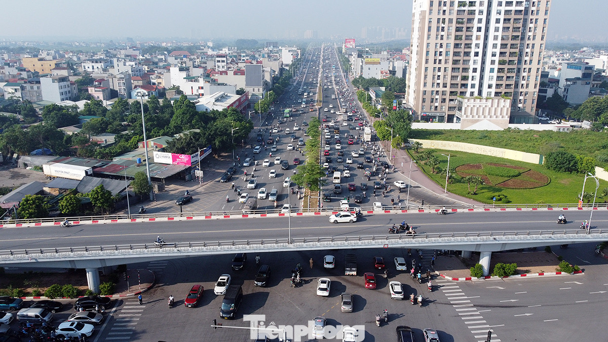 Theo ghi nhận của PV Tiền Phong trong đầu giờ sáng nay 31/8, sau một ngày cầu Vĩnh Tuy giai đoạn 2 được thông xe, nút giao Cổ Linh - Đàm Quang Trung, quận Long Biên, Hà Nội thông thoáng hơn hẳn, không còn tình trạng ùn tắc kéo dài như thường lệ.