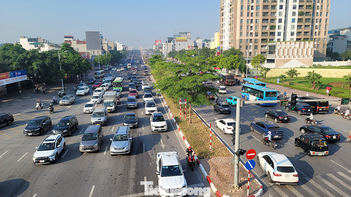 Thời điểm 7h-8h30, dòng xe cộ lưu thông dễ dàng theo hướng từ quận Long Biên sang quận Hai Bà Trưng và ngược lại.