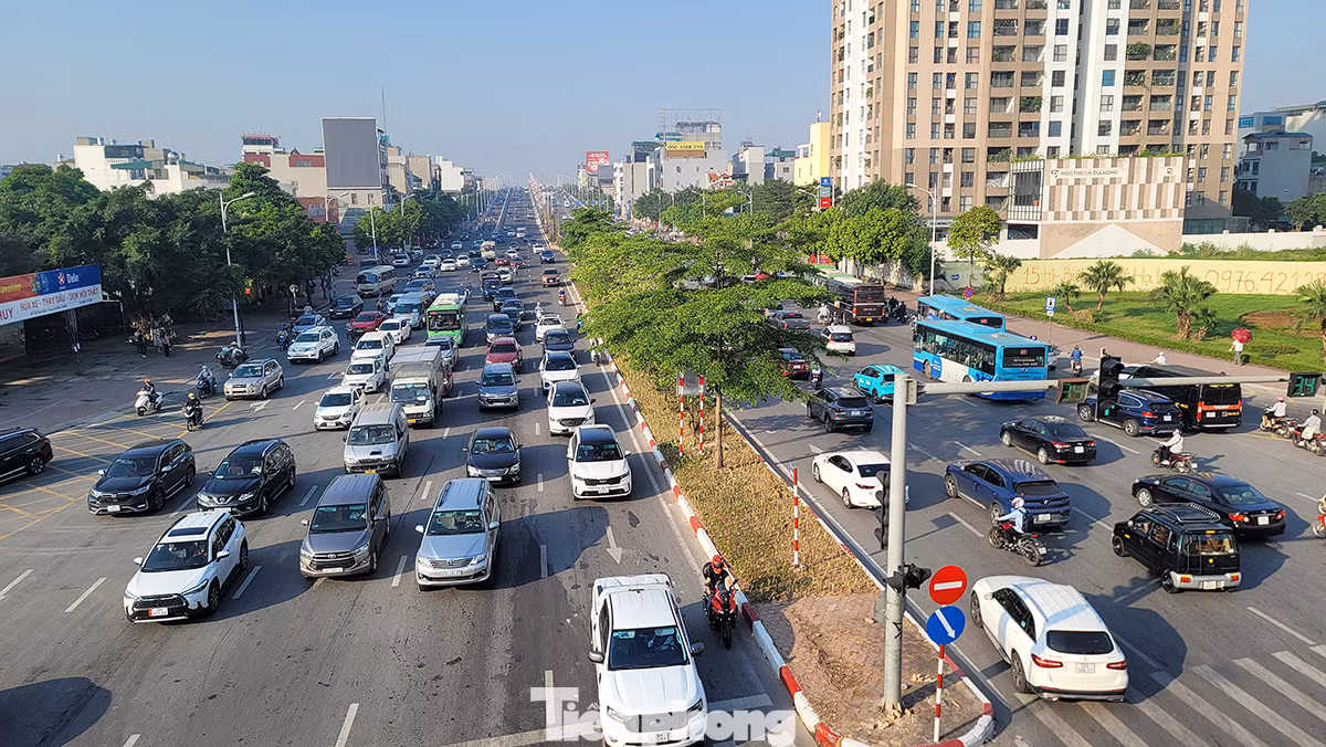 Thời điểm 7h-8h30, dòng xe cộ lưu thông dễ dàng theo hướng từ quận Long Biên sang quận Hai Bà Trưng và ngược lại.