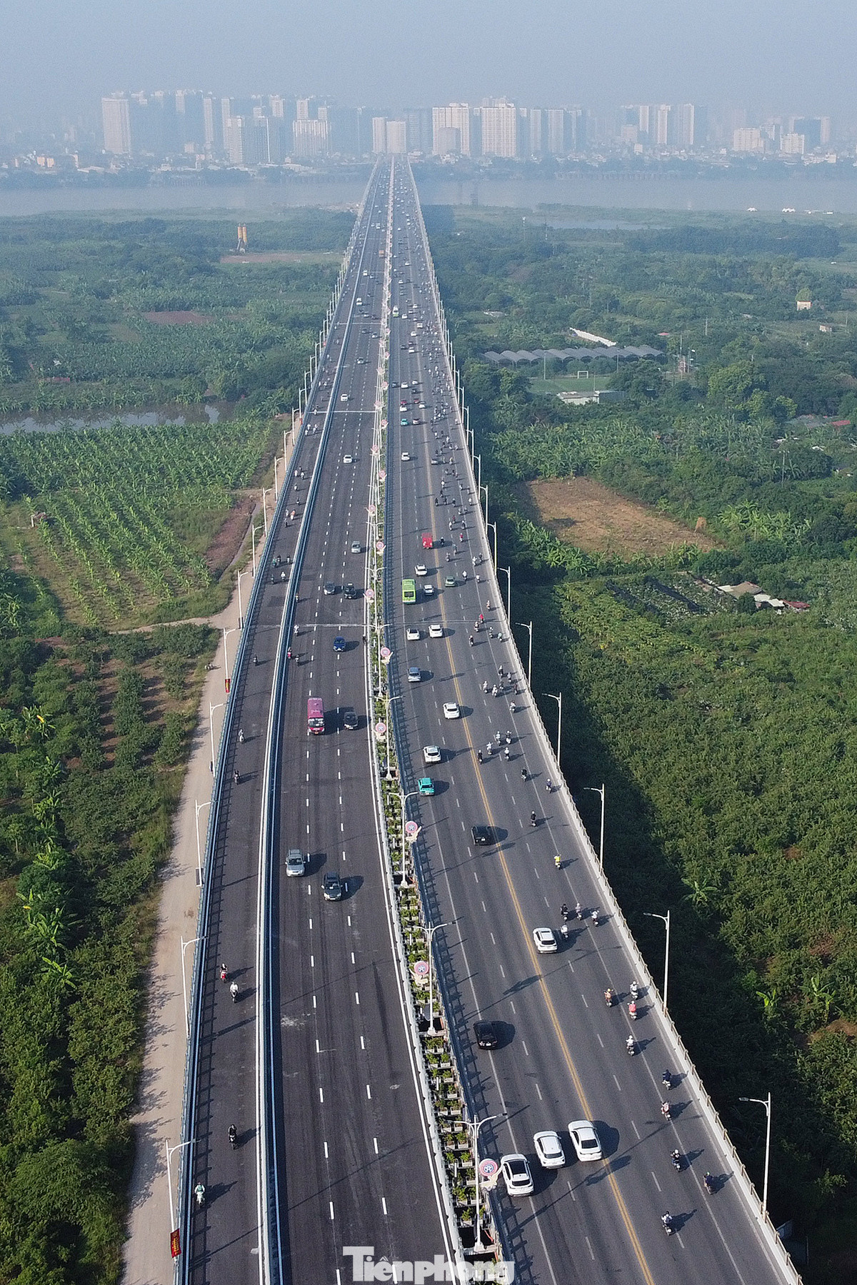 Theo phương án phân luồng, tổ chức giao thông của Sở Giao thông vận tải Hà Nội, trên cầu Vĩnh Tuy 2, người và phương tiện tham gia giao thông đi một chiều theo hướng từ quận Hai Bà Trưng đi Long Biên.