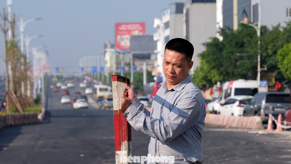 Khoảng 8h sáng nay (31/8), rào chắn được thảo bỏ trả lại sự thông thoáng cho đoạn đường lên cầu hướng Long Biên - Hai Bà Trưng.