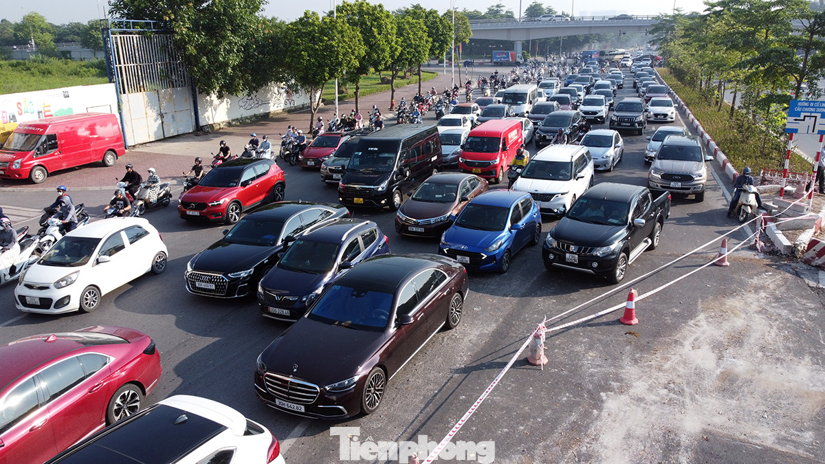 Thời điểm 7h30 sáng ùn ứ nhẹ do ảnh hưởng của đoạn mặt đường cũ được thảm nhựa hoàn thiện vào đêm 30/8.