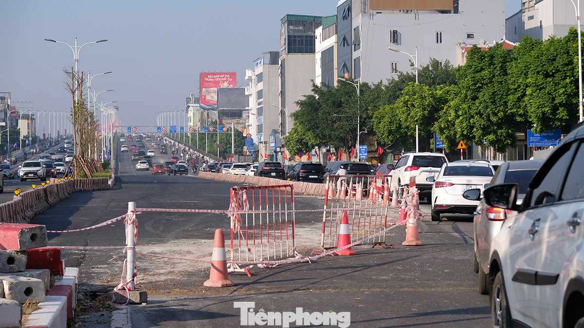 Một phần đường phía bên dự án giai đoạn 1 của cầu Vĩnh Tuy được đơn vị thi công thảm mặt đường mới.