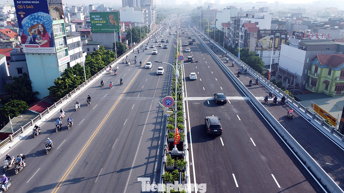 Dòng phương tiện băng băng qua cầu Vĩnh Tuy 2 vừa được khánh thành sau hơn 2 năm thi công.