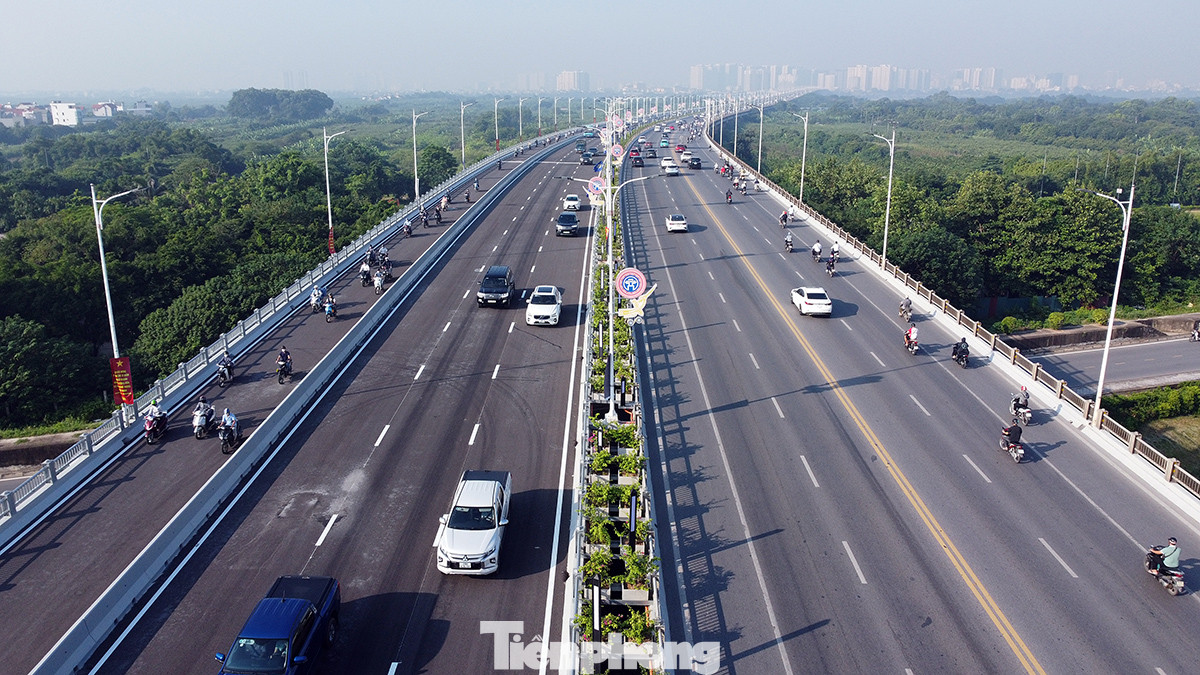 Cầu Vĩnh Tuy sau khi được hợp nhất cả giai đoạn 1 và 2 được đánh giá là cây cầu bắc qua sông Hồng có mặt cắt ngang lớn nhất với 40m và 8 làn xe.