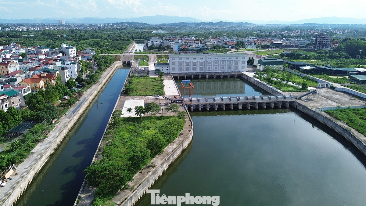 Xong cho đến nay, phần kênh La Khê phục vụ dẫn nước cho Trạm bơm vẫn chưa hoàn thiện. Theo đó, thành phố Hà Nội cam kết: đến hết quý III năm 2022 sẽ hoàn thành 85% khối lượng thực hiện giải phóng mặt bằng và cưỡng chế đối với các hộ cố tình không hợp tác. Xong cho đến nay, phần kênh La Khê phục vụ dẫn nước cho Trạm bơm vẫn chưa hoàn thiện. Theo đó, thành phố Hà Nội cam kết: đến hết quý III năm 2022 sẽ hoàn thành 85% khối lượng thực hiện giải phóng mặt bằng và cưỡng chế đối với các hộ cố tình không hợp tác.