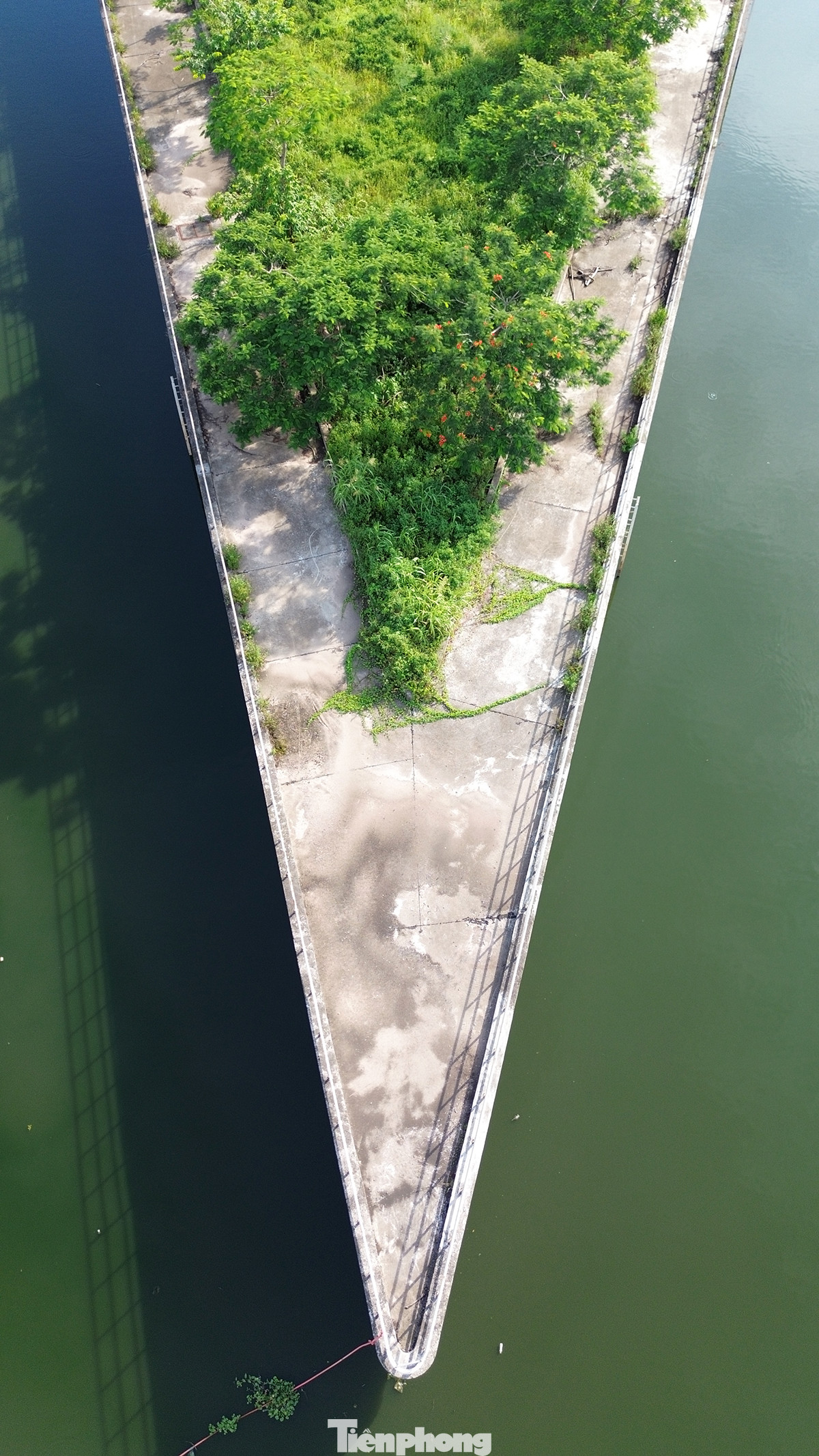 Khối lượng chính còn lại gồm 2,4km cừ 2 bờ kênh; dầm chống đáy kênh; nạo vét hoàn thiện mặt cắt kênh; làm đường giao thông hai bên bờ kênh; trồng cây xanh và thi công hệ thống đèn chiếu sáng hai bên đường bờ kênh. Khối lượng chính còn lại gồm 2,4km cừ 2 bờ kênh; dầm chống đáy kênh; nạo vét hoàn thiện mặt cắt kênh; làm đường giao thông hai bên bờ kênh; trồng cây xanh và thi công hệ thống đèn chiếu sáng hai bên đường bờ kênh.