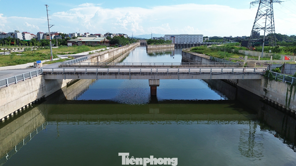 Điều hành tại phiên chất vấn, Chủ tịch HĐND TP Hà Nội - Nguyễn Ngọc Tuấn đề nghị Phó Chủ tịch UBND TP Hà Nội - Nguyễn Mạnh Quyền, tham gia trả lời bởi trước đây thành phố đã cam kết về việc thực hiện. “Bây giờ chậm như vậy thì tiến độ sẽ như thế nào? Chậm quá!”, ông Tuấn truy vấn. Điều hành tại phiên chất vấn, Chủ tịch HĐND TP Hà Nội - Nguyễn Ngọc Tuấn đề nghị Phó Chủ tịch UBND TP Hà Nội - Nguyễn Mạnh Quyền, tham gia trả lời bởi trước đây thành phố đã cam kết về việc thực hiện. “Bây giờ chậm như vậy thì tiến độ sẽ như thế nào? Chậm quá!”, ông Tuấn truy vấn.