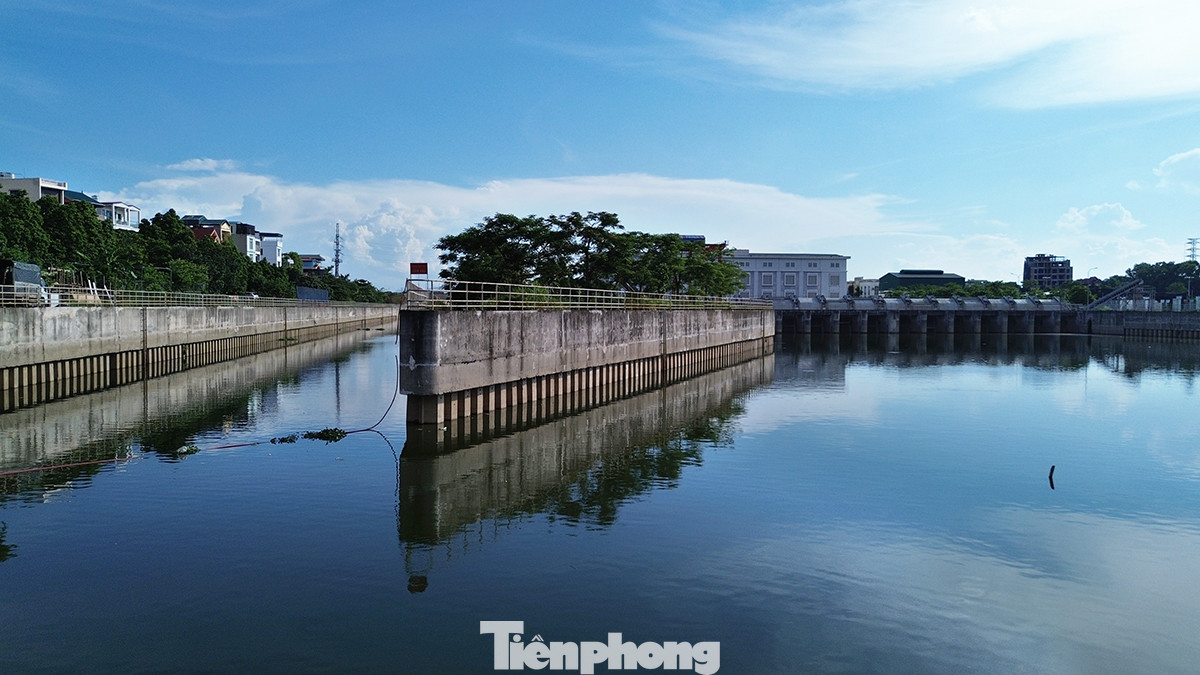 Tại phiên chất vấn, đại biểu đến từ quận Thanh Xuân đề cập đến dự án cải thiện hệ thống tiêu nước khu vực phía Tây Hà Nội. Cụ thể là kênh dẫn nước La Khê và Trạm bơm tiêu Yên Nghĩa được đầu tư hàng nghìn tỉ đồng từ năm 2015, nhưng đến nay vẫn chậm tiến độ. Tại phiên chất vấn, đại biểu đến từ quận Thanh Xuân đề cập đến dự án cải thiện hệ thống tiêu nước khu vực phía Tây Hà Nội. Cụ thể là kênh dẫn nước La Khê và Trạm bơm tiêu Yên Nghĩa được đầu tư hàng nghìn tỉ đồng từ năm 2015, nhưng đến nay vẫn chậm tiến độ.