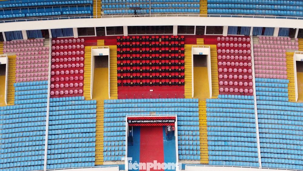 Sân Mỹ Đình được dư luận nhắc đến nhiều trong quá trình tuyển Việt Nam thi đấu tại AFF Cup 2022. Trong đó có hai vấn đề được quan tâm nhất là chất lượng mặt cỏ và ghế ngồi khán đài.