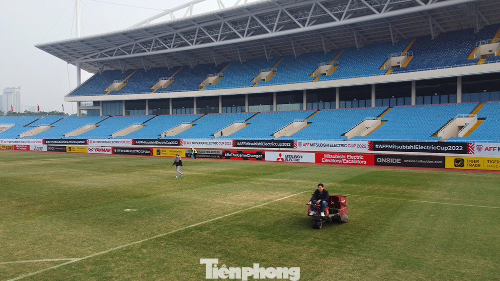 Mặt sân cỏ vào thời điểm buổi sáng nay vẫn được chăm sóc đặc biệt trước khi diễn ra trận cầu vô cùng quan trọng của Việt Nam và Indonesia.