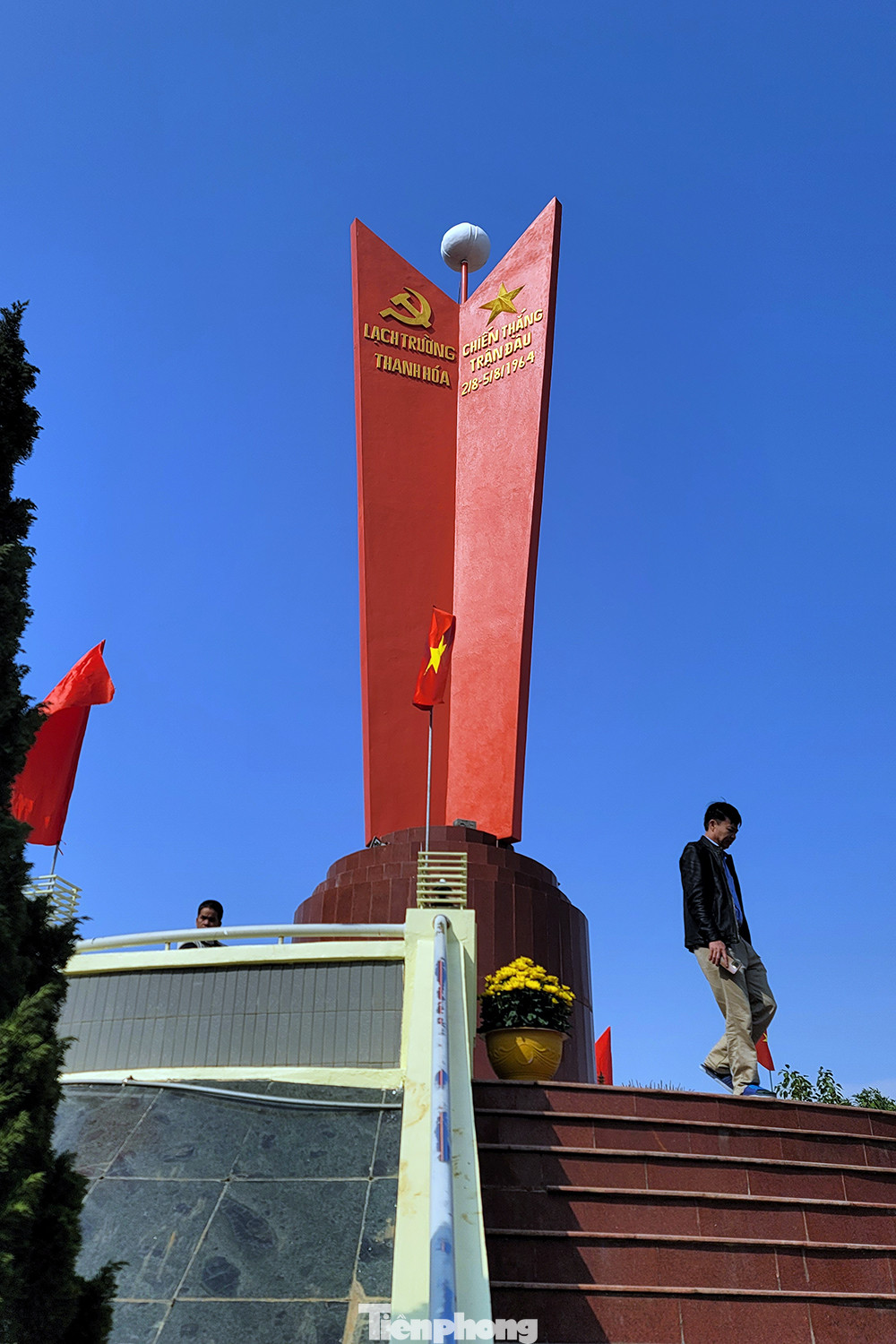 Nằm trong khuôn viên chùa Bụt có tượng đài chiến thắng Lạch Trường.