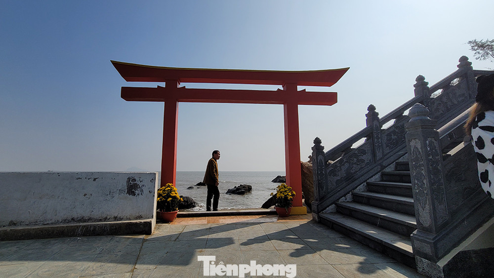 Tại chùa Bụt có nhiều điểm check-in đẹp, thu hút giới trẻ.