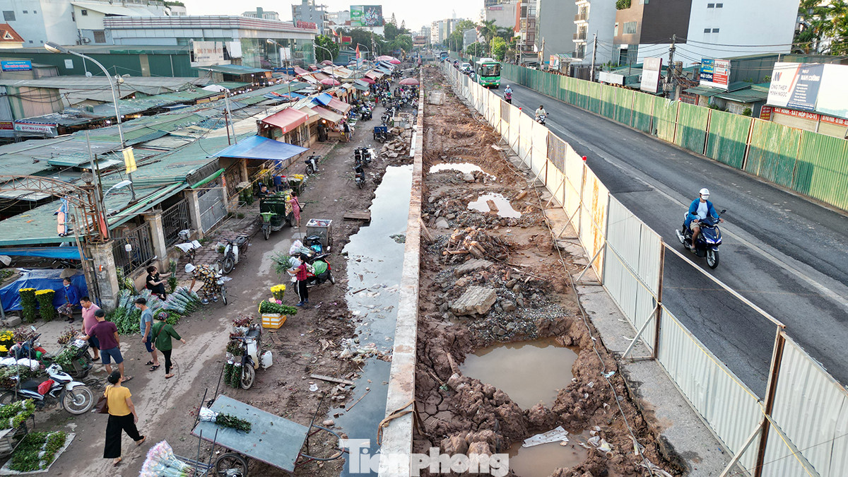 Dự án chậm chạp, dang dở trước khu chợ hoa Quảng Bá. Dự án chậm chạp, dang dở trước khu chợ hoa Quảng Bá.