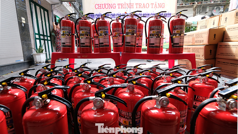 Ngoài các lần tập huấn cho nhân dân trên địa bàn cách sử dụng bình chữa cháy trong công tác chữa cháy "bốn tại chỗ", phường Quán Thành còn tích cực vận động người dân trên địa bàn mua bình chữa cháy để phục vụ công tác phòng cháy chữa cháy ngay tại khu dân cư.