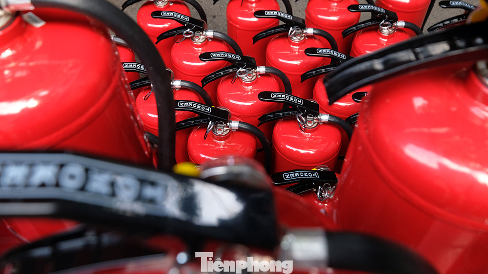 Những bình chữa cháy này được các mạnh thường quân sinh sống trên địa bàn ủng hộ, có cá nhân đã ủng hộ chương trình tới 200 bình.