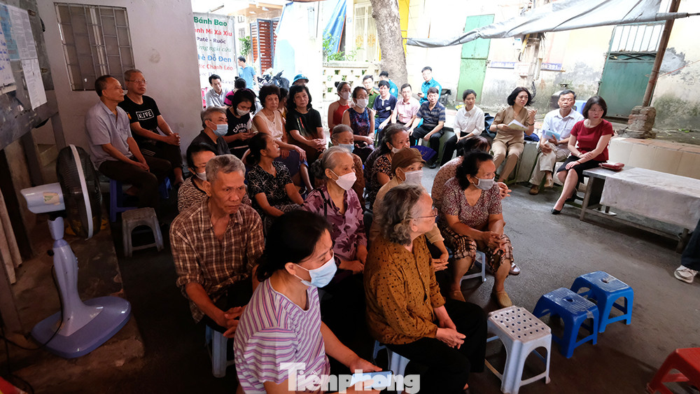 Người dân hồ hởi chờ đón món quà đầy ý nghĩa.