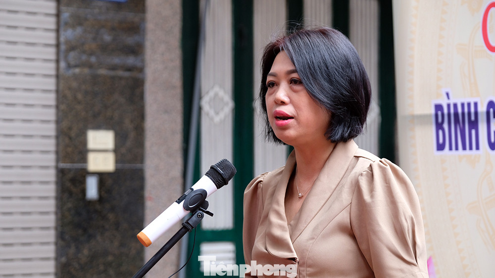 "Chúng tôi mong rằng, nếu không may có sự cố xảy ra thì với phương tiện chữa cháy có sẵn, bà con nhân dân sẽ chủ động dập tắt đám cháy kịp thời, đảm bảo an toàn tính mạng, tài sản cho bản thân, gia đình và các hộ xung quanh". Bà Ngô Thùy Linh, chủ tịch UBMT Tổ quốc phường Quán Thánh phát biểu tại buổi lễ.