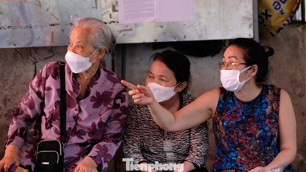 Người dân vui mừng vì được nhận bình chữa cháy từ chính quyền địa phương.